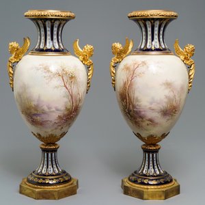 Une paire de vases en porcelaine de Sèvres aux montures en bronze, France, 19ème — photo 3