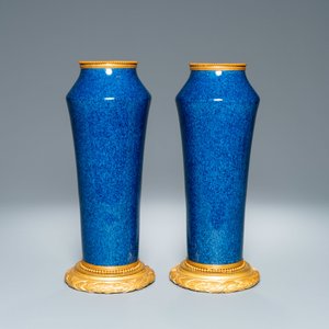 Une paire de vases en porcelaine de Sèvres en bleu poudré monochrome aux montures en bronze doré, 19ème — photo 4