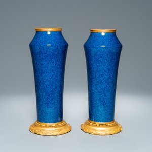 Une paire de vases en porcelaine de Sèvres en bleu poudré monochrome aux montures en bronze doré, 19ème — photo 5