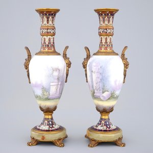 Une paire de vases en porcelaine de Sèvres monté en bronze et email champlevé, 19ème — photo 3