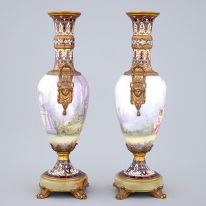 Une paire de vases en porcelaine de Sèvres monté en bronze et email champlevé, 19ème — photo 4