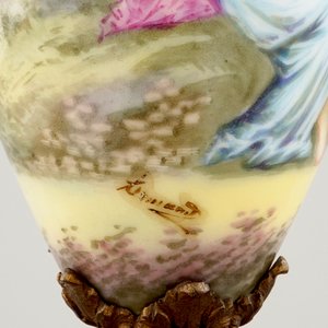 Une paire de vases en porcelaine de Sèvres monté en bronze et email champlevé, 19ème — photo 7