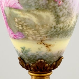 Une paire de vases en porcelaine de Sèvres monté en bronze et email champlevé, 19ème — photo 8