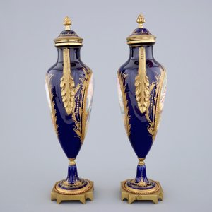 Une paire de vases en porcelaine de Sèvres signés et marqués et monté en bronze, 19ème — photo 2