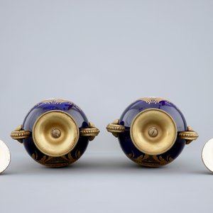 Une paire de vases en porcelaine de Sèvres signés et marqués et monté en bronze, 19ème — photo 5