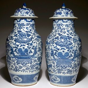 Une paire de vases et couvercles en porcelaine de Chine bleu et blanc, 19ème — photo 1