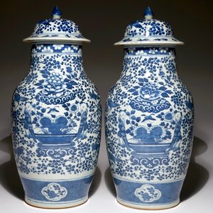 Une paire de vases et couvercles en porcelaine de Chine bleu et blanc, 19ème — photo 2