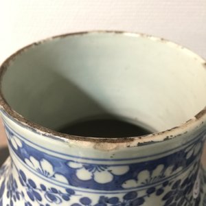 Une paire de vases et couvercles en porcelaine de Chine bleu et blanc, 19ème — photo 6