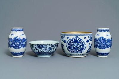 Une paire de vases et deux bols en porcelaine de Chine bleu et blanc, Kangxi