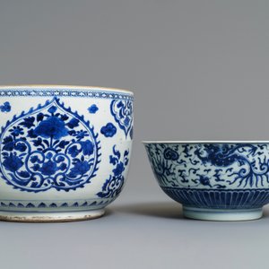 Une paire de vases et deux bols en porcelaine de Chine bleu et blanc, Kangxi — photo 3