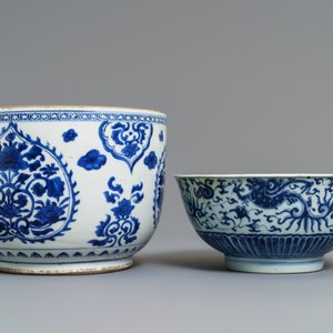 Une paire de vases et deux bols en porcelaine de Chine bleu et blanc, Kangxi — photo 4