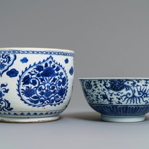 Une paire de vases et deux bols en porcelaine de Chine bleu et blanc, Kangxi — photo 6