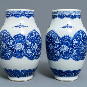 Une paire de vases et deux bols en porcelaine de Chine bleu et blanc, Kangxi — photo 10