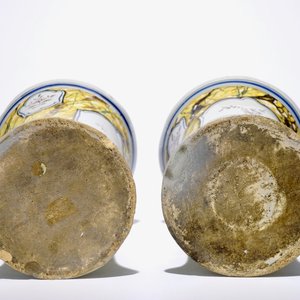 Une paire de vases et deux plats en faïence de Delft polychrome, 18ème — photo 9