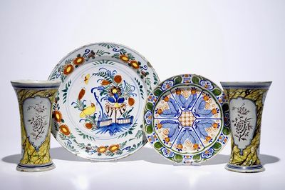 Une paire de vases et deux plats en faïence de Delft polychrome, 18ème