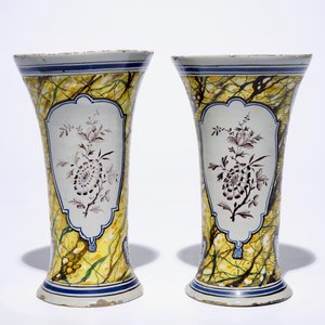 Une paire de vases et deux plats en faïence de Delft polychrome, 18ème — photo 6