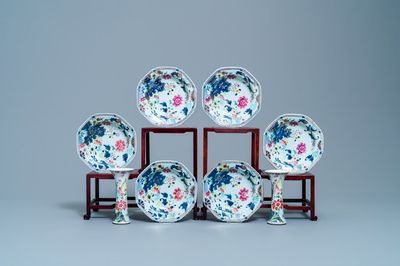 Une paire de vases et six assiettes en porcelaine de Chine famille rose à décor 'feuille de tabac', Qianlong