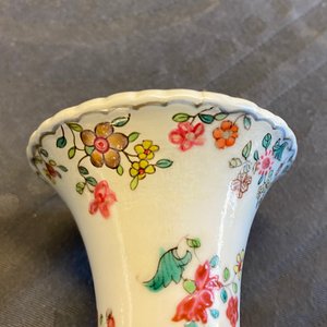 Une paire de vases et six assiettes en porcelaine de Chine famille rose à décor 'feuille de tabac', Qianlong — photo 17