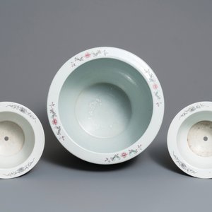 Une paire de vases et trois jardinières en porcelaine de Chine, République, 20ème — photo 12