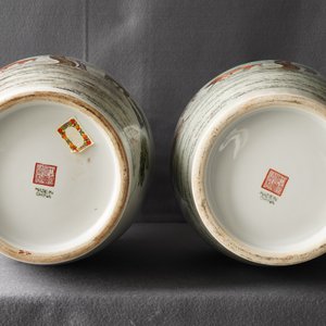 Une paire de vases et trois jardinières en porcelaine de Chine, République, 20ème — photo 21