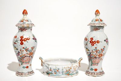 Une paire de vases et un beurrier en faïence de Delft polychrome de style Kakiemon, 18ème
