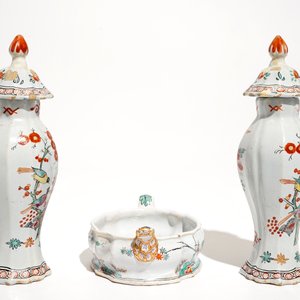 Une paire de vases et un beurrier en faïence de Delft polychrome de style Kakiemon, 18ème — photo 5