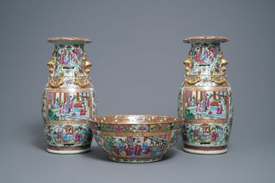 Une paire de vases et un bol en porcelaine de Chine famille rose de Canton, 19ème