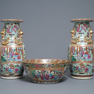 Une paire de vases et un bol en porcelaine de Chine famille rose de Canton, 19ème — photo 1