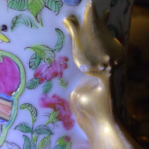 Une paire de vases et un bol en porcelaine de Chine famille rose de Canton, 19ème — photo 19