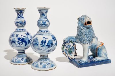 Une paire de vases et un modèle d'un lion en style de Delft bleu et blanc, France, 19ème