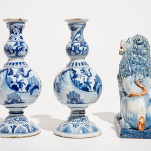 Une paire de vases et un modèle d'un lion en style de Delft bleu et blanc, France, 19ème — photo 5