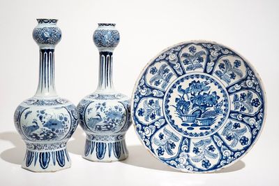 Une paire de vases et un plat en faïence de Delft bleu et blanc, 17/18ème