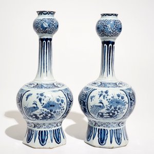 Une paire de vases et un plat en faïence de Delft bleu et blanc, 17/18ème — photo 4