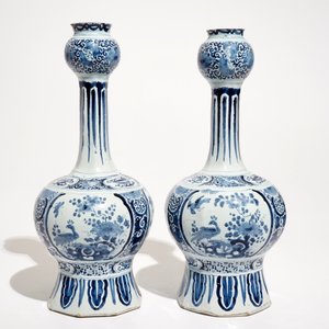 Une paire de vases et un plat en faïence de Delft bleu et blanc, 17/18ème — photo 5