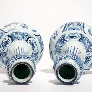 Une paire de vases et un plat en faïence de Delft bleu et blanc, 17/18ème — photo 9