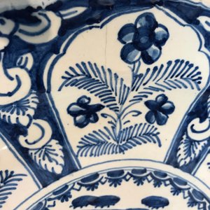 Une paire de vases et un plat en faïence de Delft bleu et blanc, 17/18ème — photo 10