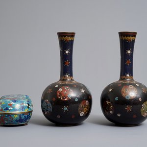 Une paire de vases et une boîte couverte en émaux cloisonnés, Chine, 19/20ème — photo 3