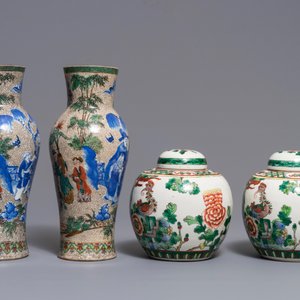 Une paire de vases et une paire de pots couverts en porcelaine de Chine famille verte, 19ème — photo 4