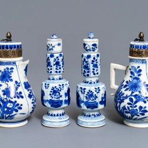Une paire de vases et une paire de verseuses en porcelaine de Chine bleu et blanc, Kangxi — photo 1