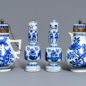Une paire de vases et une paire de verseuses en porcelaine de Chine bleu et blanc, Kangxi — photo 4