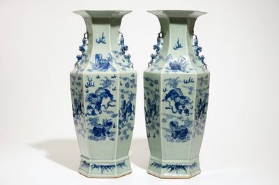 Une paire de vases hexagonaux en porcelaine de Chine bleu et blanc à décor de lions bouddhistes, 19ème