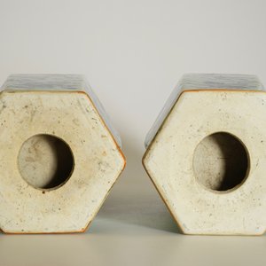 Une paire de vases hexagonaux en porcelaine de Chine bleu et blanc à décor de lions bouddhistes, 19ème — photo 11