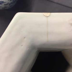 Une paire de vases hexagonaux en porcelaine de Chine bleu et blanc à décor de lions bouddhistes, 19ème — photo 14