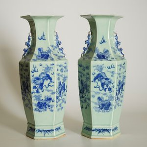 Une paire de vases hexagonaux en porcelaine de Chine bleu et blanc à décor de lions bouddhistes, 19ème — photo 8
