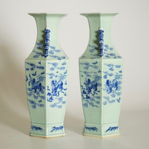 Une paire de vases hexagonaux en porcelaine de Chine bleu et blanc à décor de lions bouddhistes, 19ème — photo 10