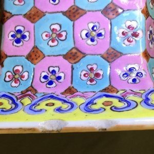 Une paire de vases hexagonaux en porcelaine de Chine famille rose, 19ème — photo 19