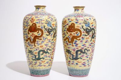 Une paire de vases meiping en porcelaine de Chine à décor de dragons sur fond jaune, marque de Qianlong, 20ème