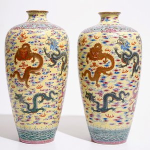 Une paire de vases meiping en porcelaine de Chine à décor de dragons sur fond jaune, marque de Qianlong, 20ème — photo 1