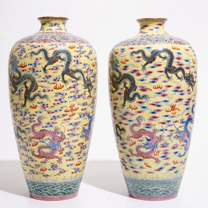 Une paire de vases meiping en porcelaine de Chine à décor de dragons sur fond jaune, marque de Qianlong, 20ème — photo 4
