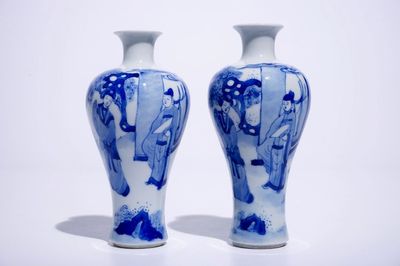 Une paire de vases meiping en porcelaine de Chine bleu et blanc de style Kangxi, 19/20ème